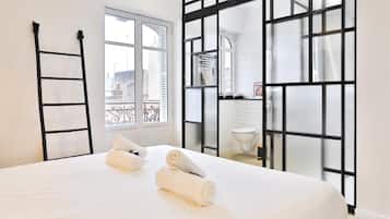 4 bedrooms, desk, iron/ironing board, WiFi