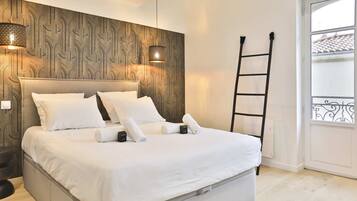 4 bedrooms, desk, iron/ironing board, WiFi