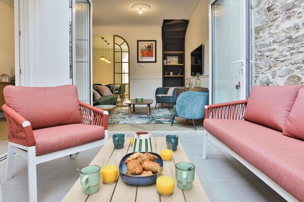 Téléviseur, livres, bureau