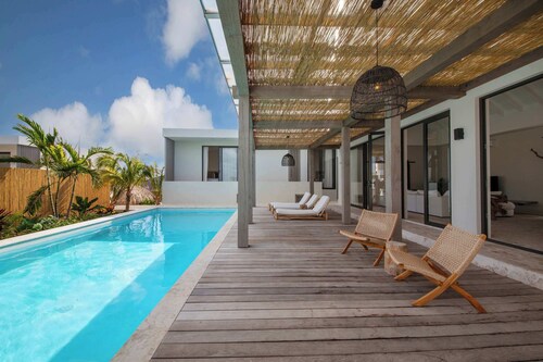 Sands of Serenity – Contemporary 5-Bedroom Villa with Infinity Pool in Jan Thiel, Curaçao