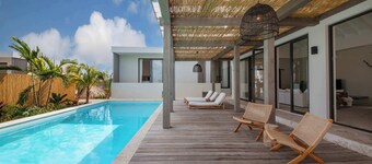 Sands of Serenity – Contemporary 5-Bedroom Villa with Infinity Pool in Jan Thiel, Curaçao