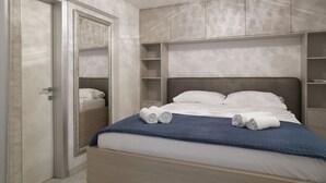 A bedroom with a bed, a wardrobe, and a mirror. - Punta Apartment KA 2.2 (Piran)