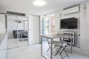 Appartement, 1 chambre, vue mer, rez-de-chaussée | Coin séjour