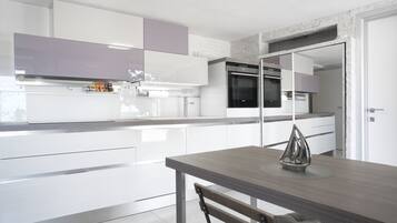 Appartement, 1 chambre, vue mer, rez-de-chaussée | Restauration dans la chambre