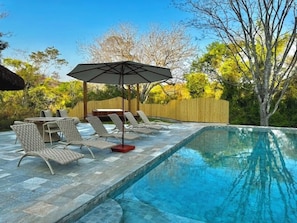 Piscine extérieure, parasols de plage, chaises longues