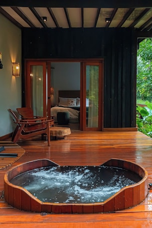 Double Cabin with Hot Tub (Tye) | Soundproofing, free WiFi, bed sheets