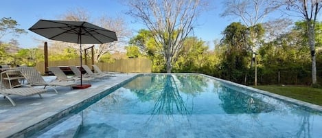 Kolam renang outdoor, dengan payung kolam renang dan kursi berjemur