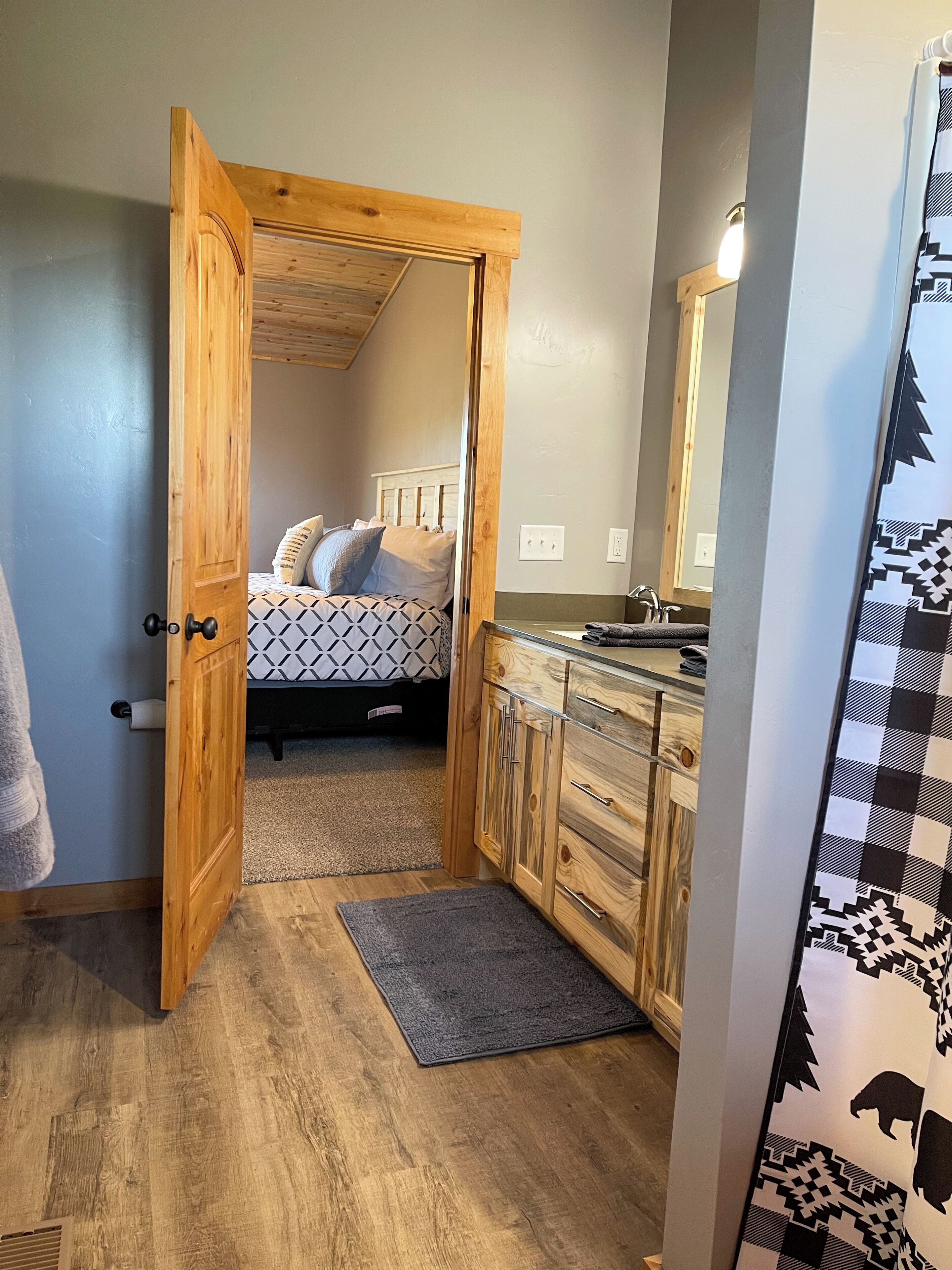 5 bedrooms, travel crib, WiFi, bed sheets