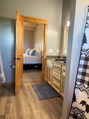 5 bedrooms, travel cot, WiFi, bed sheets