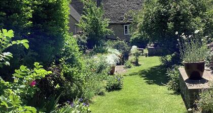 18th century cottage 2 minutes walk to pubs, shops, restaurants and play park