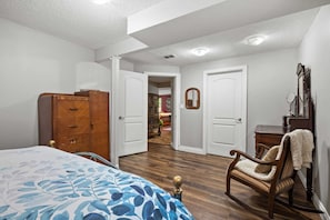 1 bedroom, iron/ironing board, WiFi, bed sheets - On Golf Course + Walkout + Private Entry + AC (Okotoks)