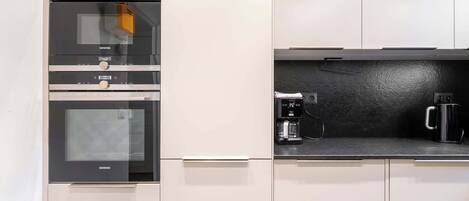 Een koelkast, een magnetron, een oven, een kookplaat