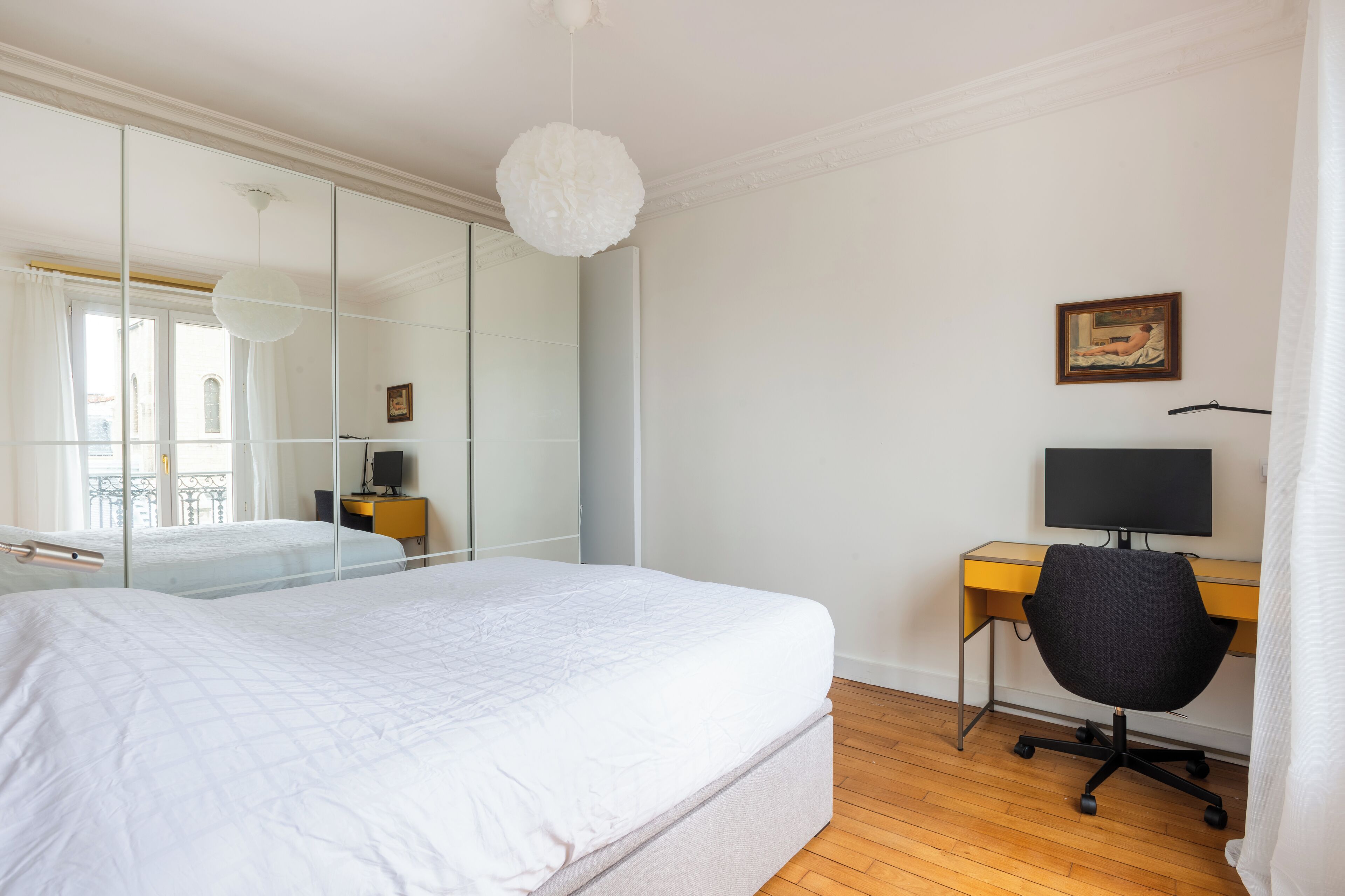 2 bedrooms, desk, Internet, bed sheets