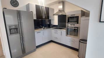 Frigorífico, microondas, horno y placa de cocina