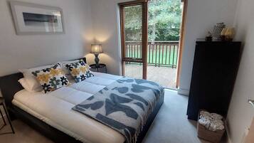 2 bedrooms, iron/ironing board, internet, bed sheets