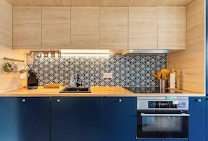 Coffee/tea maker, fridge, microwave, oven - Modern 1BD Apartment, Saint-Lambert (Paris)