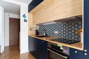 Køleskab, mikrobølgeovn, ovn, kogeplade