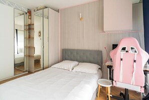 1 bedroom, desk, iron/ironing board, Internet - Modern 1BD Apartment, Saint-Lambert (Paris)