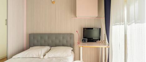 1 bedroom, desk, iron/ironing board, Internet