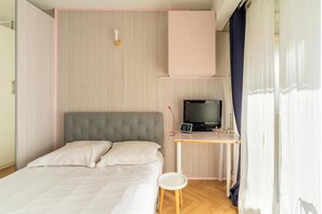 1 quarto, escrivaninha, ferros/tábuas de passar roupa, acesso à internet