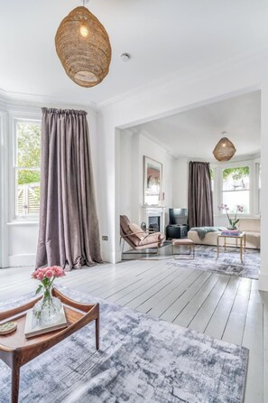 Televisio, takka, kirjoja, stereot