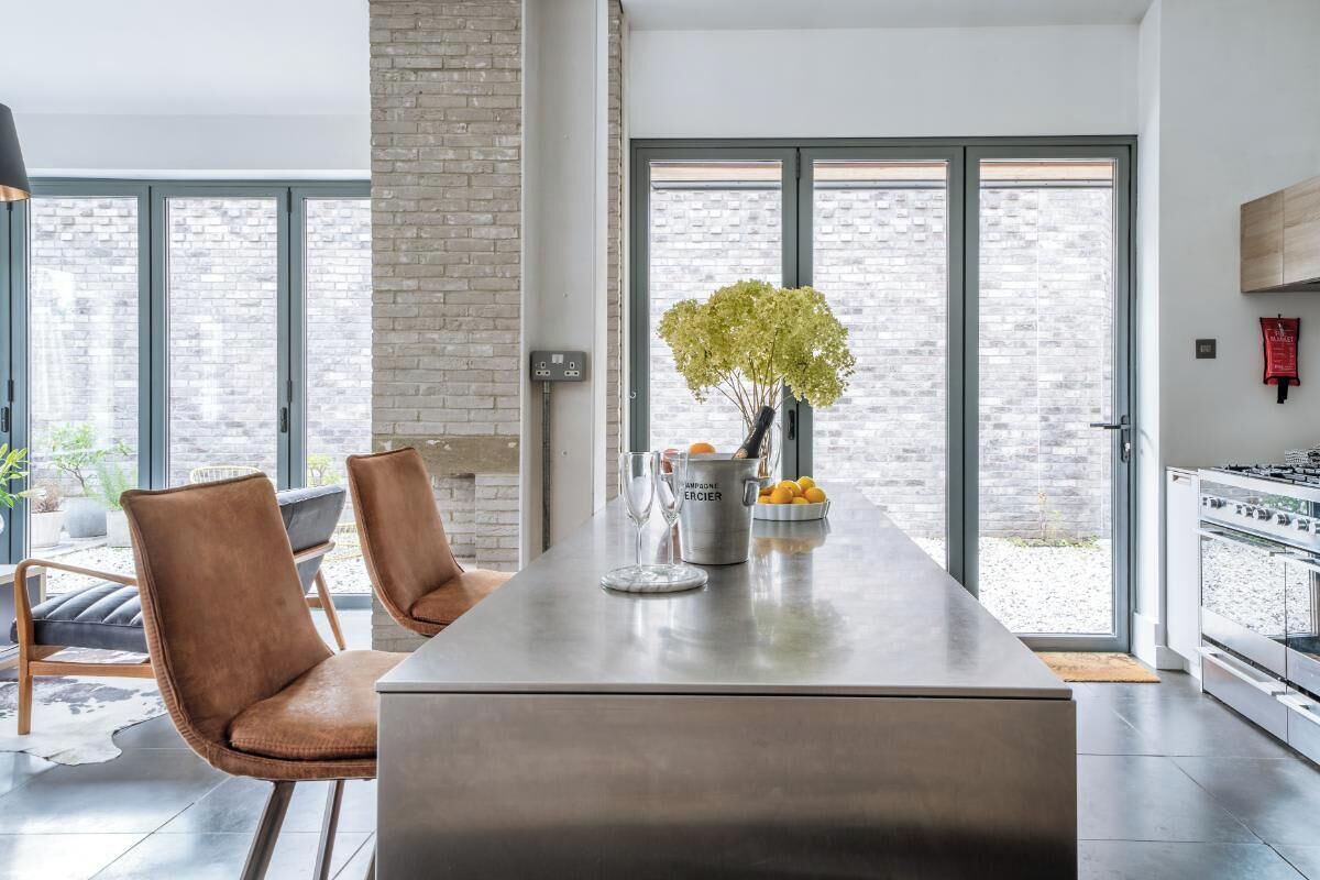 Kylskåp, mikrovågsugn, ugn och spishäll