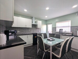 Réfrigérateur, micro-ondes, four, grille-pain