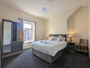 6 bedrooms, internet, bed sheets