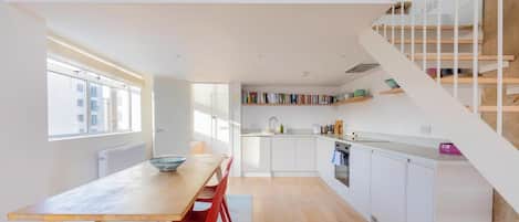 Fridge, oven, stovetop, dishwasher
