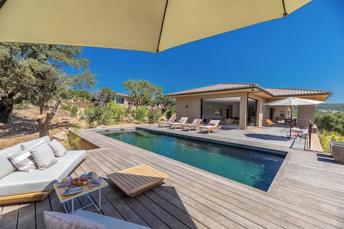 Luxury villa 600m from the beach, in the heart of the maquis. Heated swimming pool 
