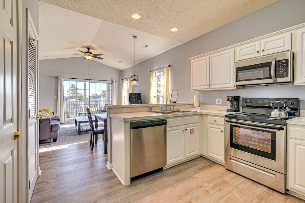 Pool + Hot Tub: Lake-view Condo in Surfside Beach! - Magnolia Lake, SC