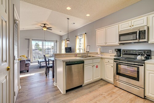 Pool + Hot Tub: Lake-view Condo in Surfside Beach!