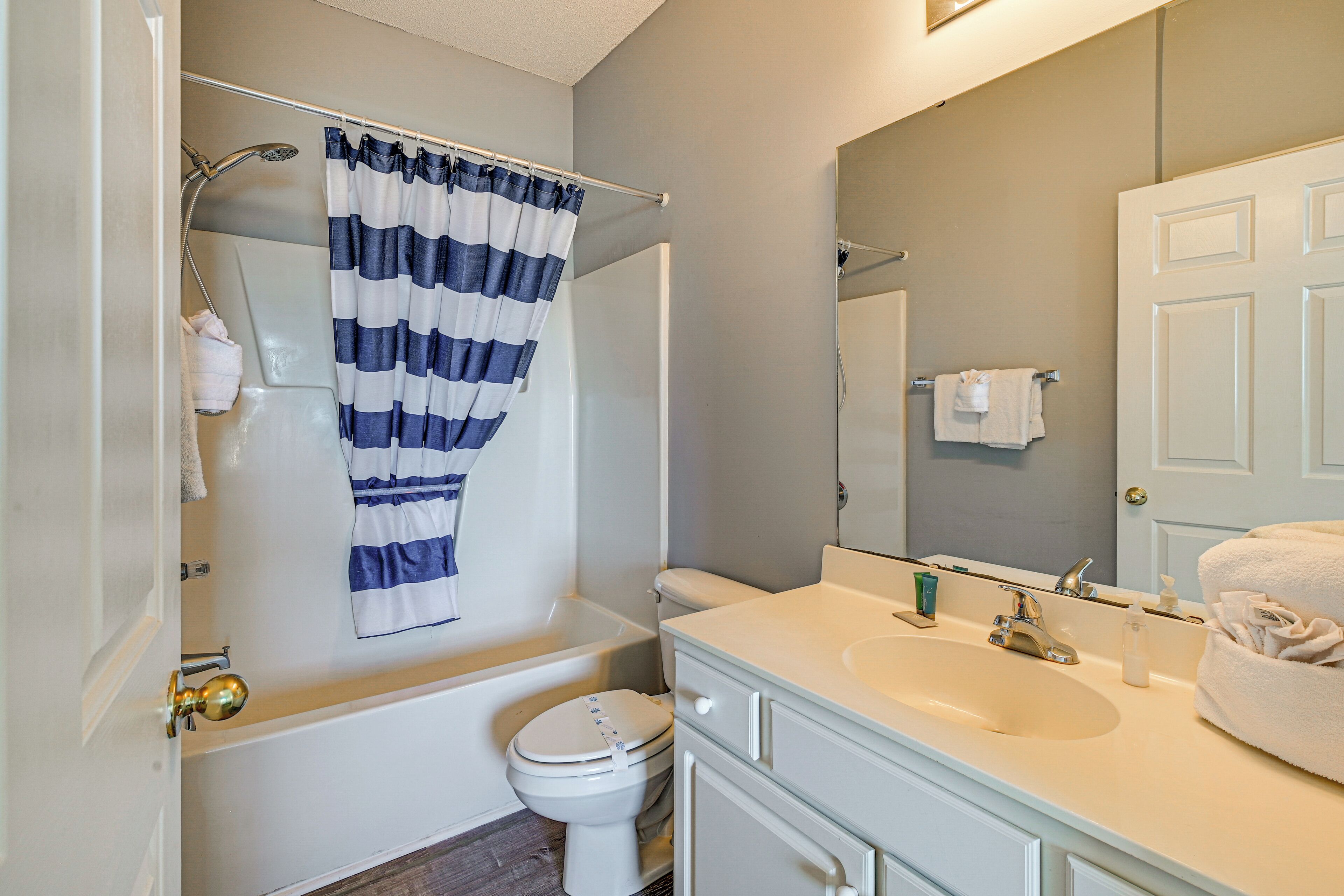 Une salle de bain avec une baignoire, des toilettes et un lavabo.