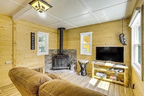 House (1 Bedroom) | Interior - Walk to Water: Cozy Cabin in Green Valley Lake! (Green Valley Lake)