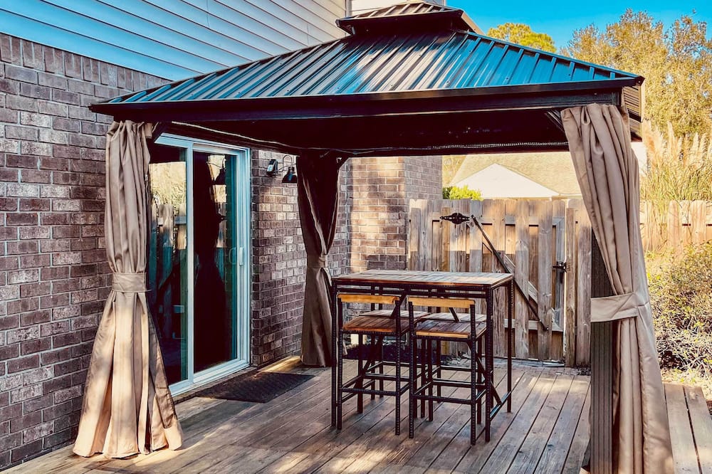 Near Dtwn & Beach: Savannah Home w/ Game Room!