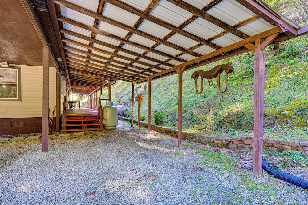 Creek Access & Spacious Yard: Quiet Sylva Home! - Caney Fork, NC