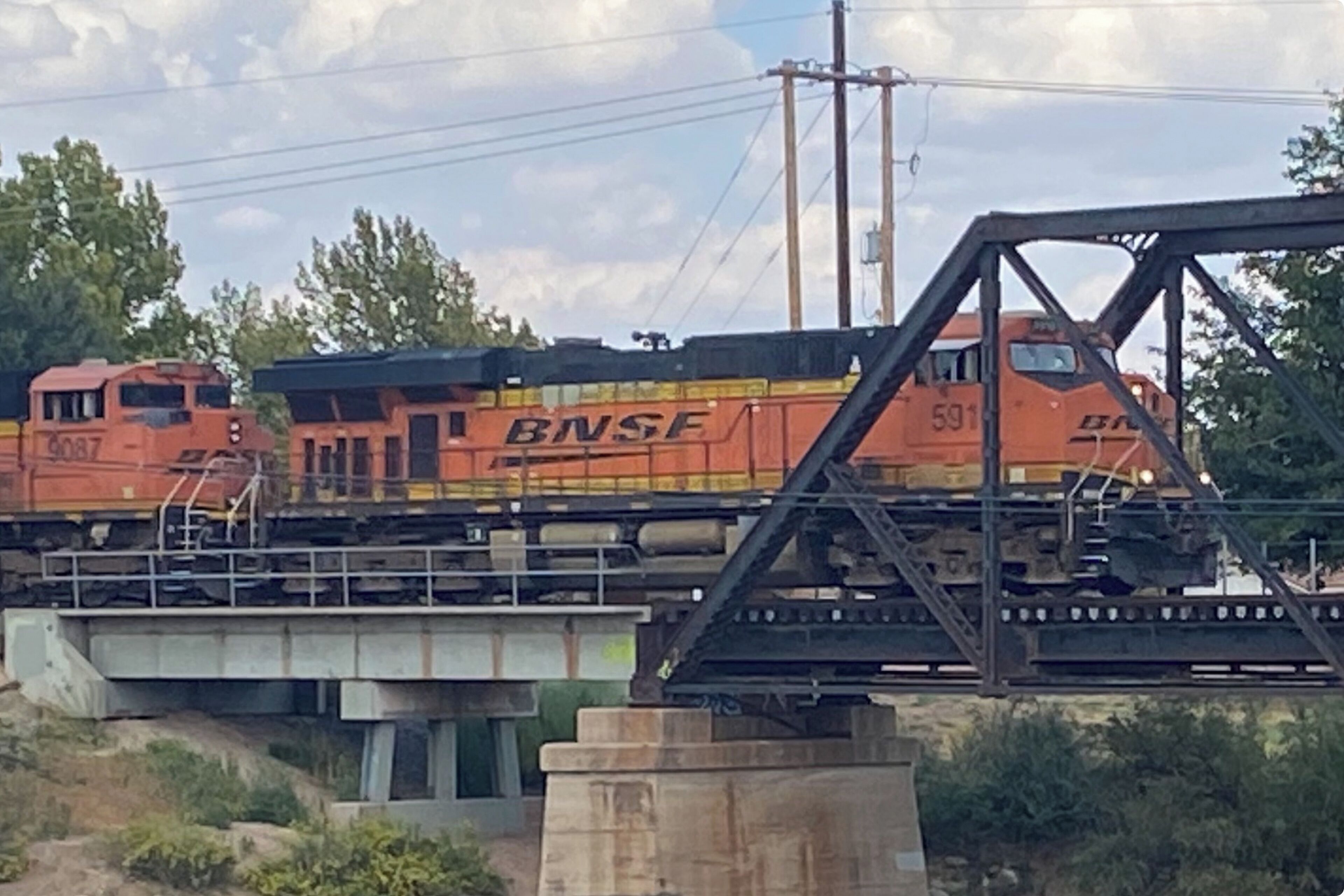 Un tren sobre un puente, con el texto 'BNSF' y el número '591' a la vista.