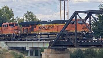 Un tren sobre un puente, con el texto 'BNSF' y el número '591' a la vista.