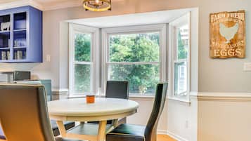 House (5 Bedrooms) | Interior