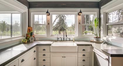 Quiet Home Near Sacramento River: Deck & Fire Pit