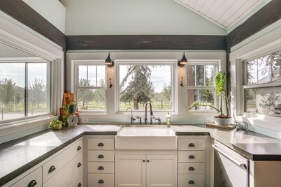 Quiet Home Near Sacramento River: Deck & Fire Pit