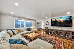 Smart TV, chimenea, futbolito, libros