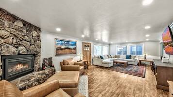 Een smart-tv, een open haard, tafelvoetbal en boeken