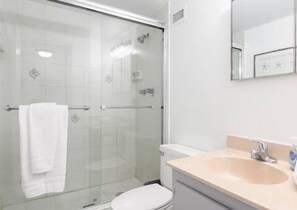 Dusche, Haartrockner, Handtücher, Seife