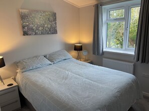 2 bedrooms, iron/ironing board, WiFi, bed sheets - Holiday Let Tresaith - Clos Y Hendy Lodge (Tresaith)