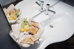 Shower, hair dryer, bidet, towels - Villa del Sole Inn, for those seeking refinement, comfort and tranquility. (Campobasso)