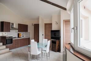 Fridge, oven, stovetop, dishwasher