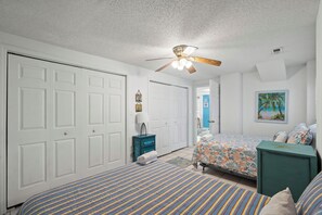 2 室のベッドルーム、アイロン / アイロン台、WiFi (無料)、ベッドシーツ