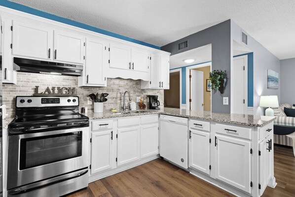 Refrigerador, microondas, horno, placa de cocina
