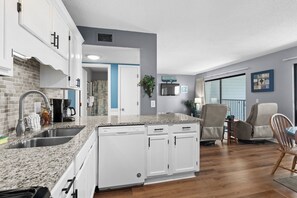 Kylskåp, mikrovågsugn, ugn och spishäll